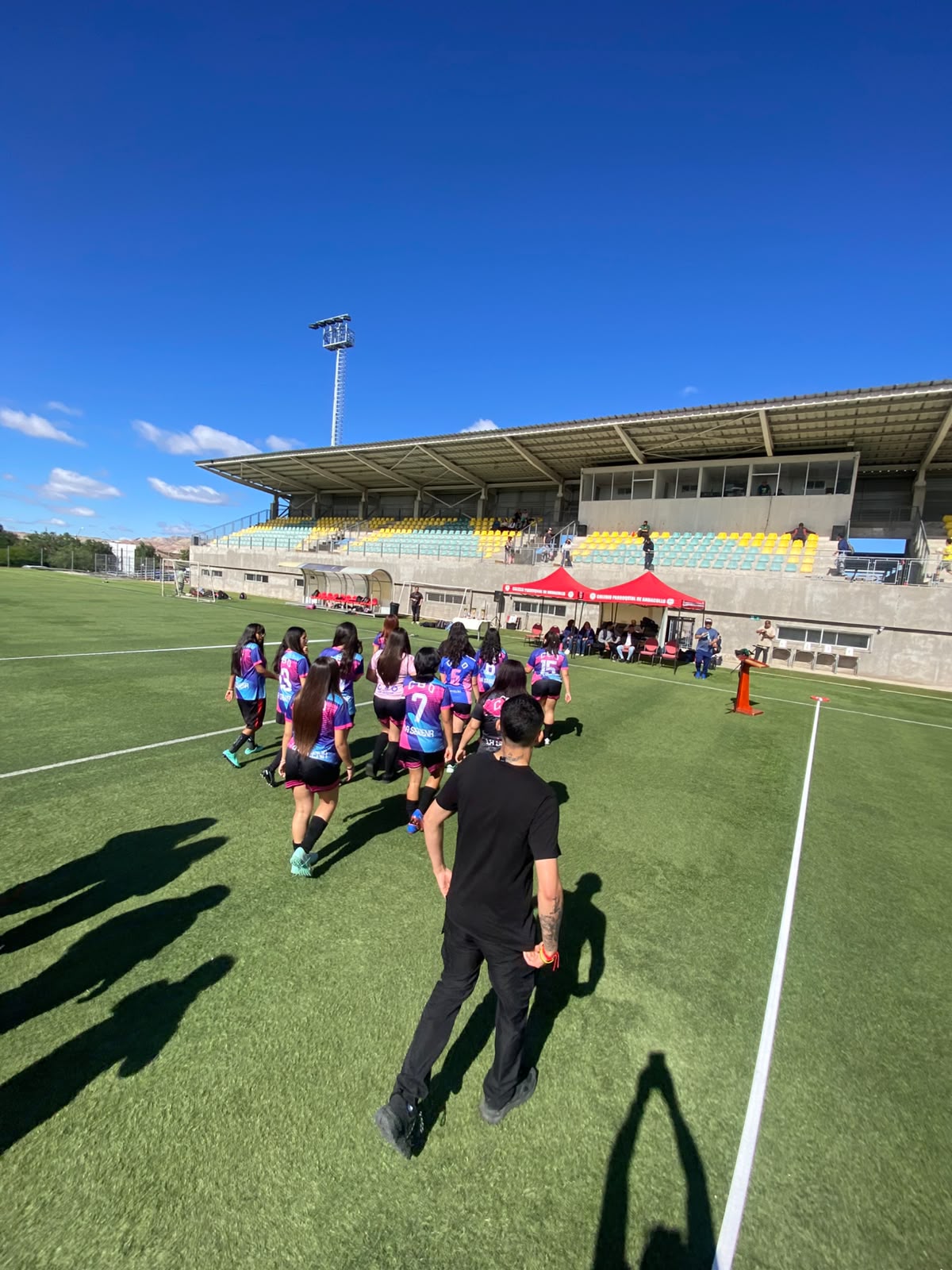 El equipo del CBO ingresa a la cancha del Estadio Fiscal de Andacollo