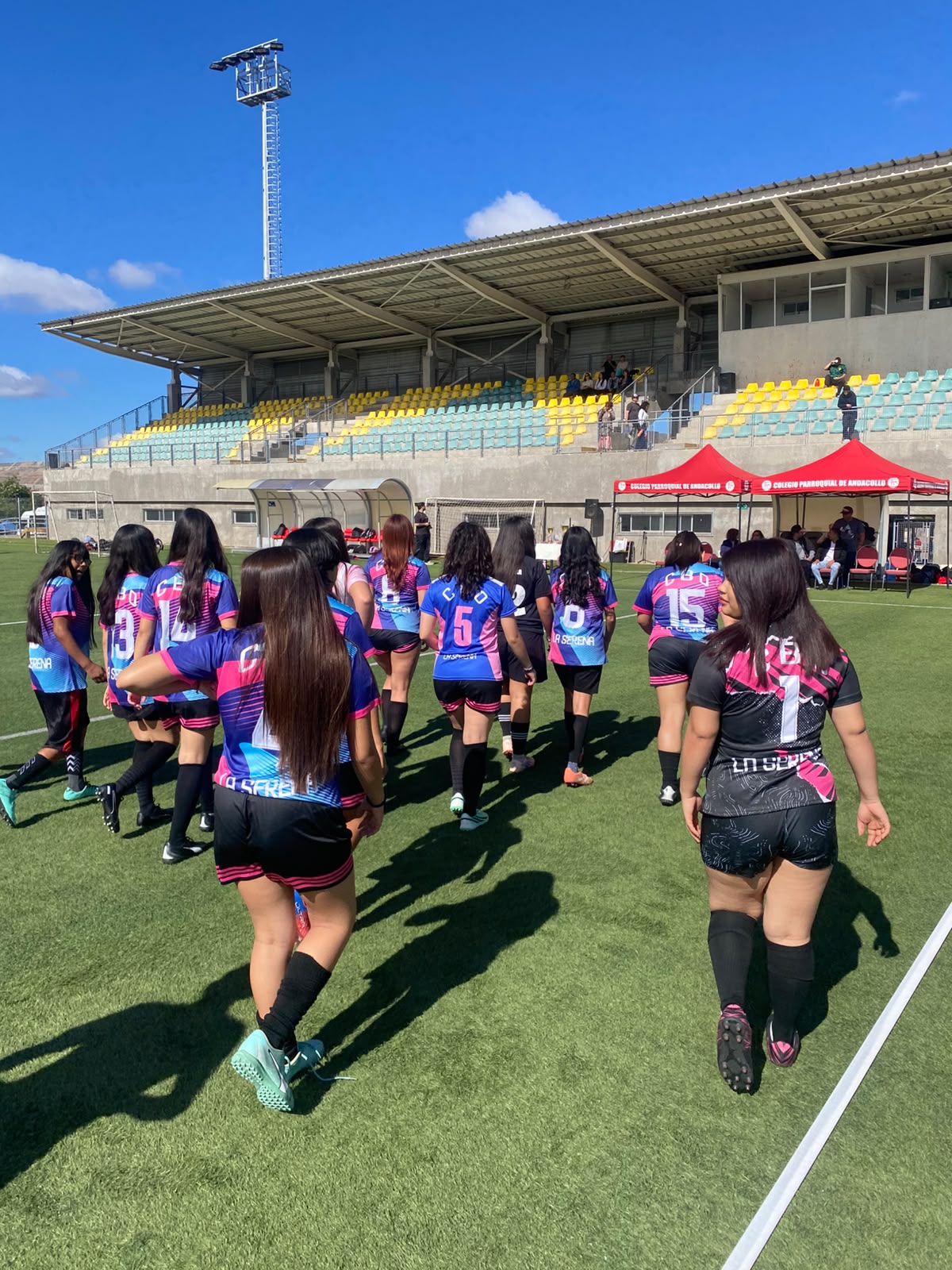 Estudiantes del CBO caminan por la cancha durante la inauguración
