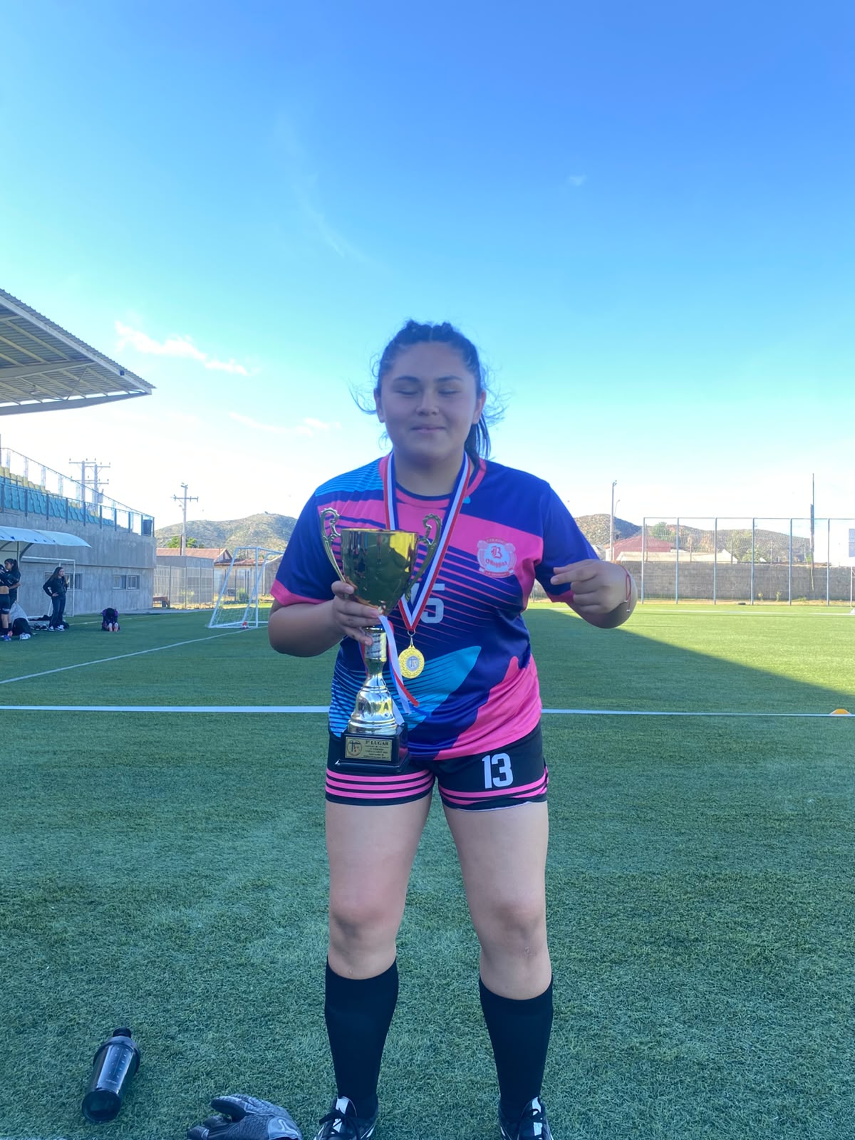 Jugadora del CBO con la copa y su medalla